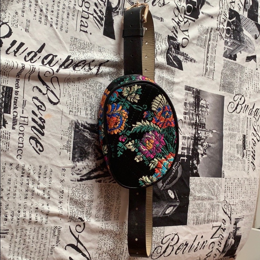 Steve Madden Embroidered fanny pack